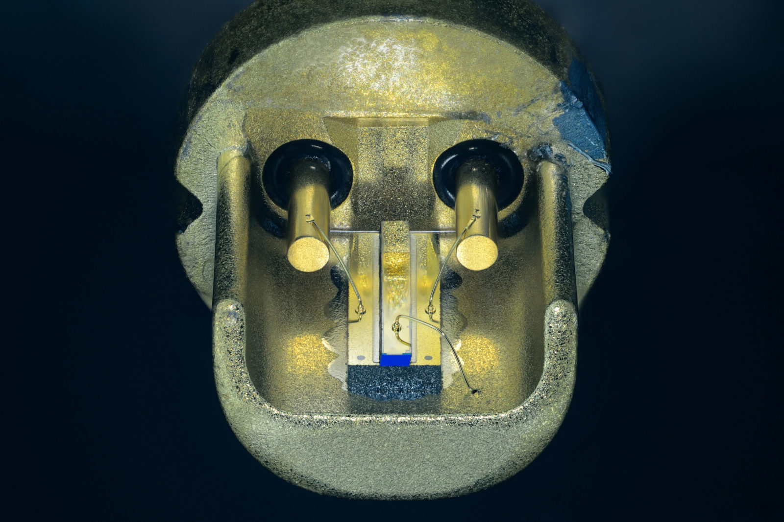 Semiconductor laser diode from a DVD drive | Nikon Small World